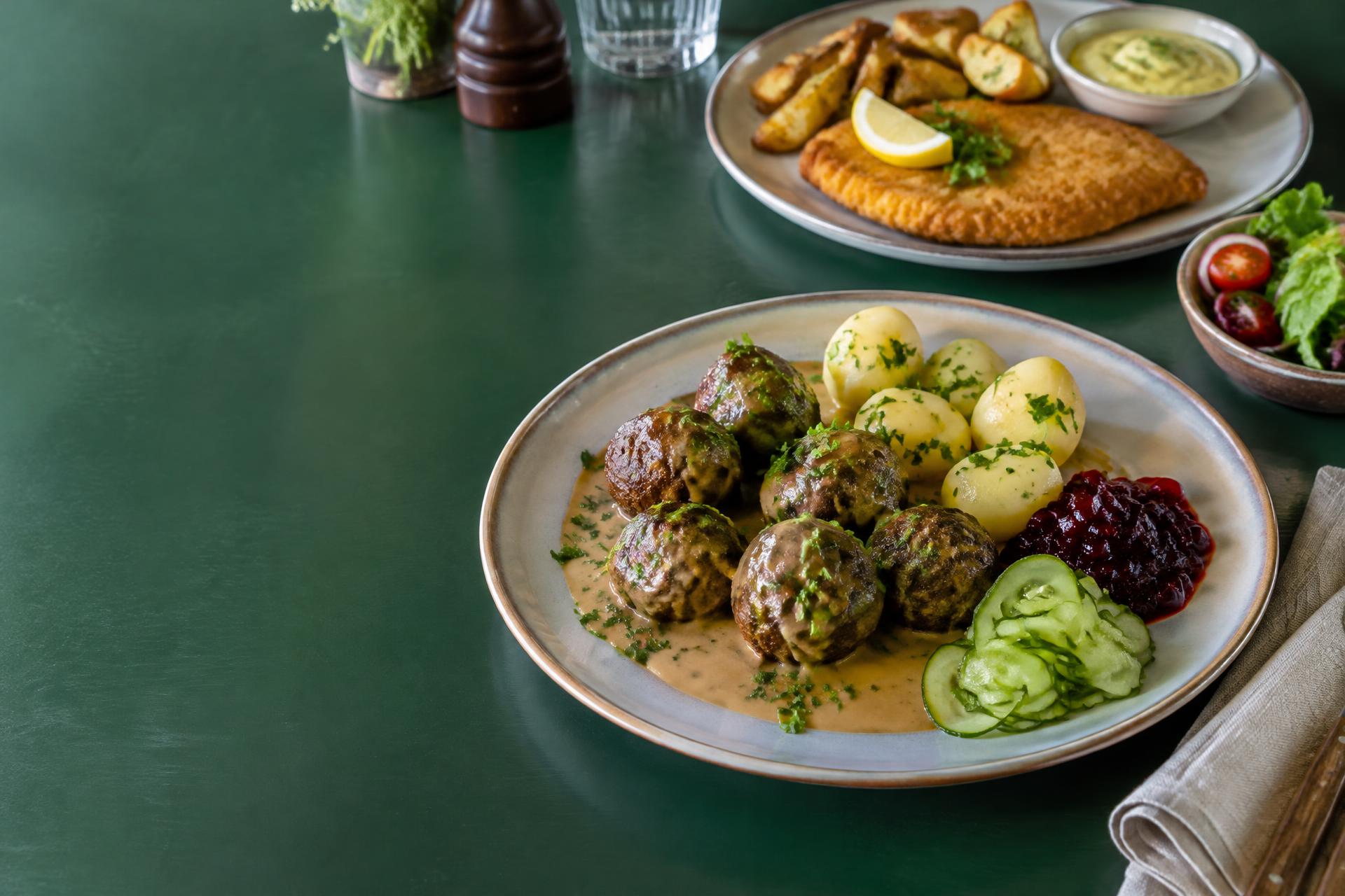 Köttbullar med gräddsås, kokpotatis, lingonsylt och picklad gurka